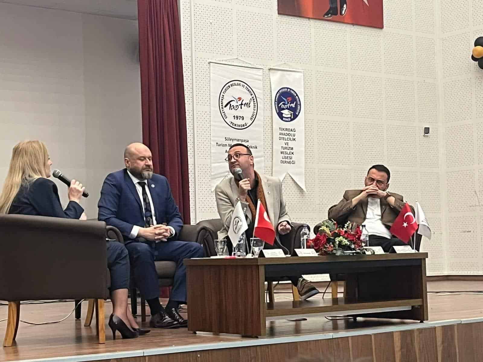 Mezunlar, Kariyer Günü’nde öğrencilerle buluştu