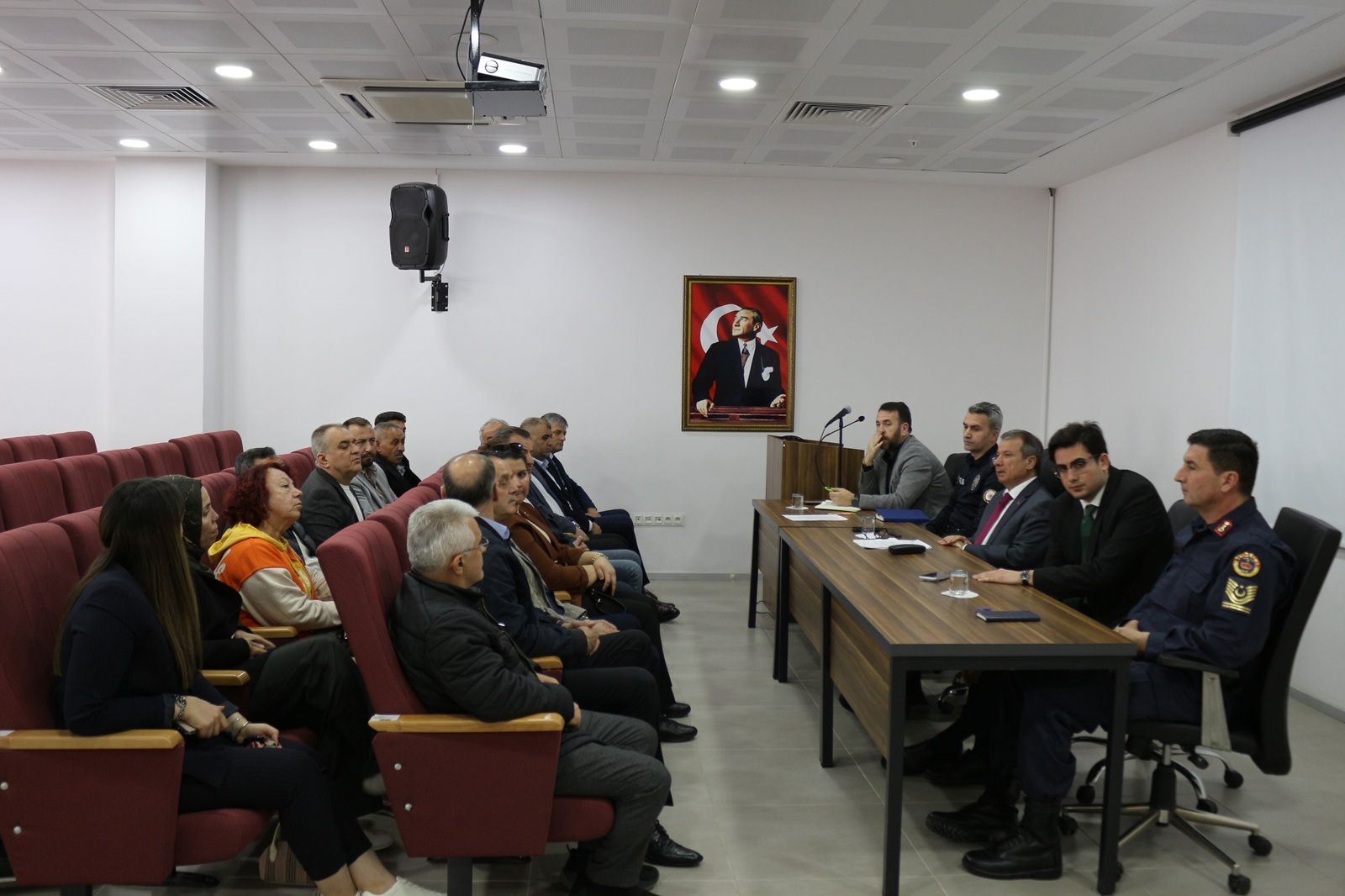 Kaymakam Gürdal, muhtarlarla toplantıda bir araya geldi
