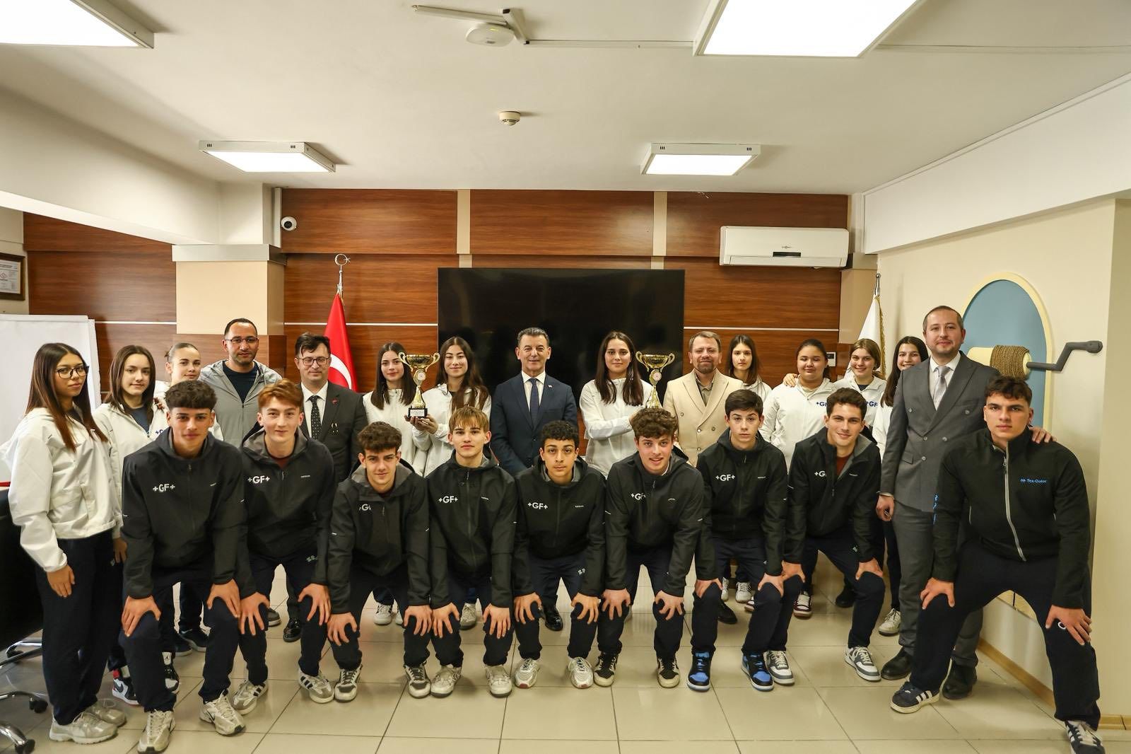 Başkan Çetin, şampiyon atletleri ağırladı