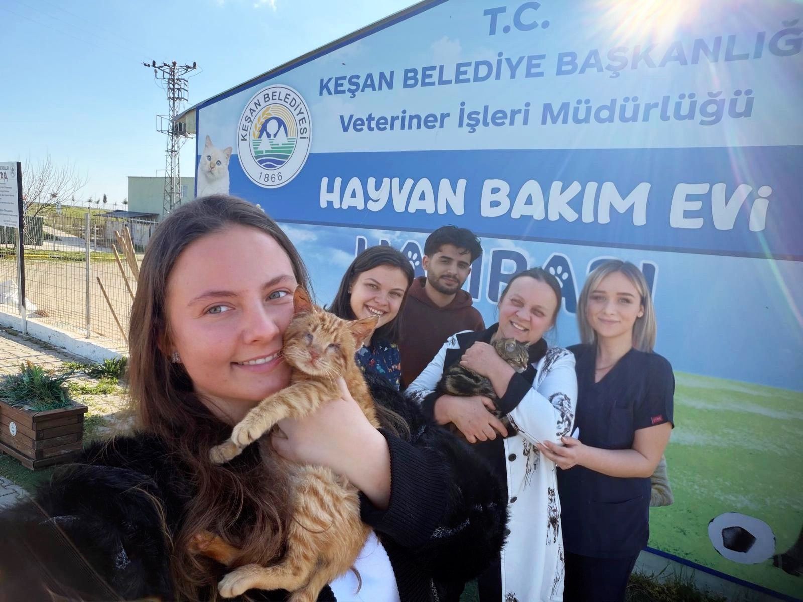 Yürek ısıtan hikaye: Engelli kedilere yuva oldular