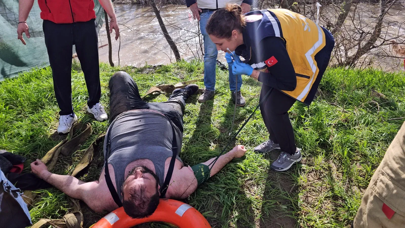 Dengesini kaybedip nehre düştü, imdadına itfaiye yetişti