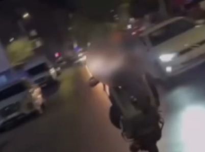 Motosikletliden tek teker üzerinde tehlikeli sürüş