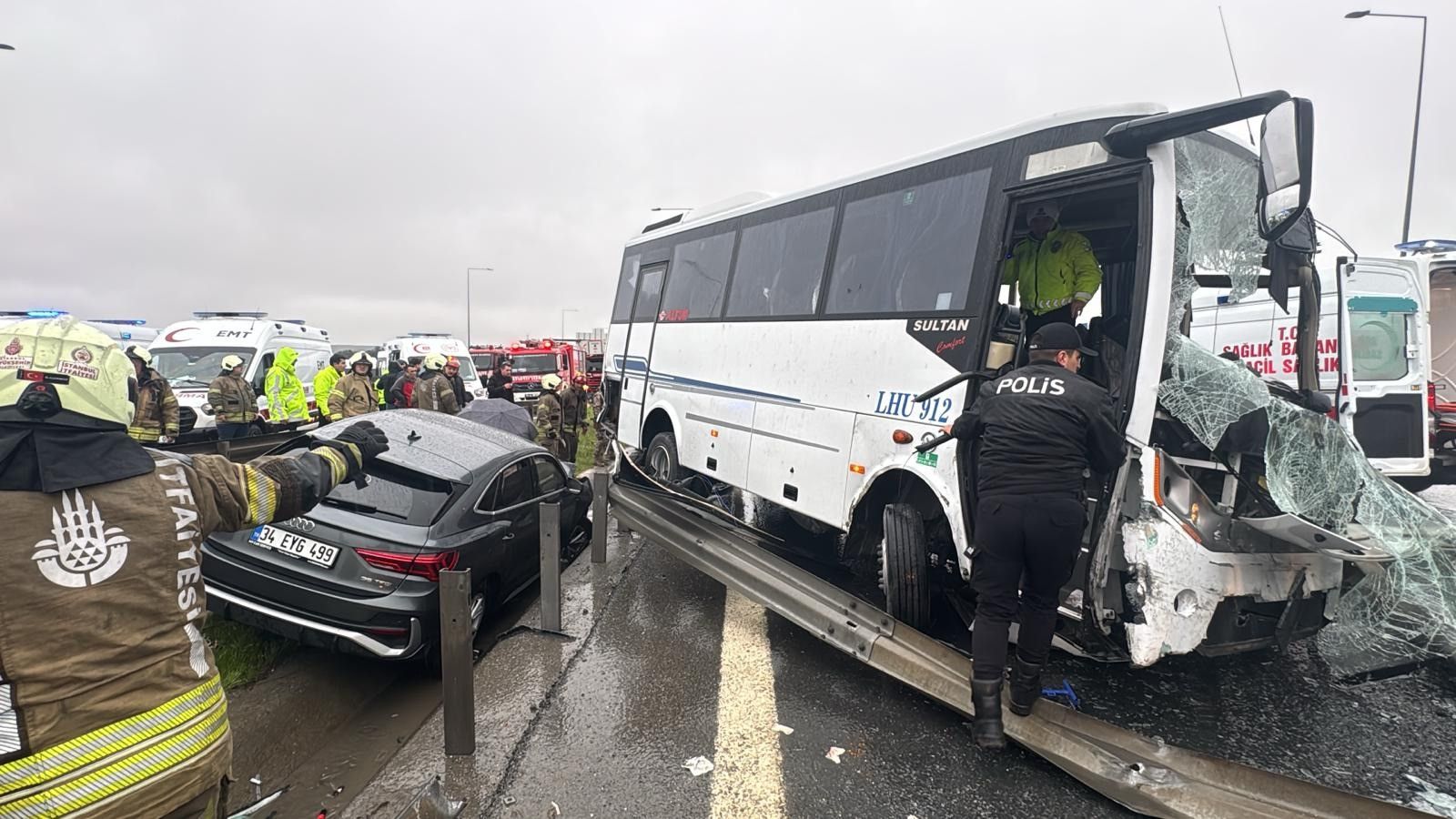 Polis servisi kaza yaptı; 1 polisimiz şehit oldu, 16 yaralı