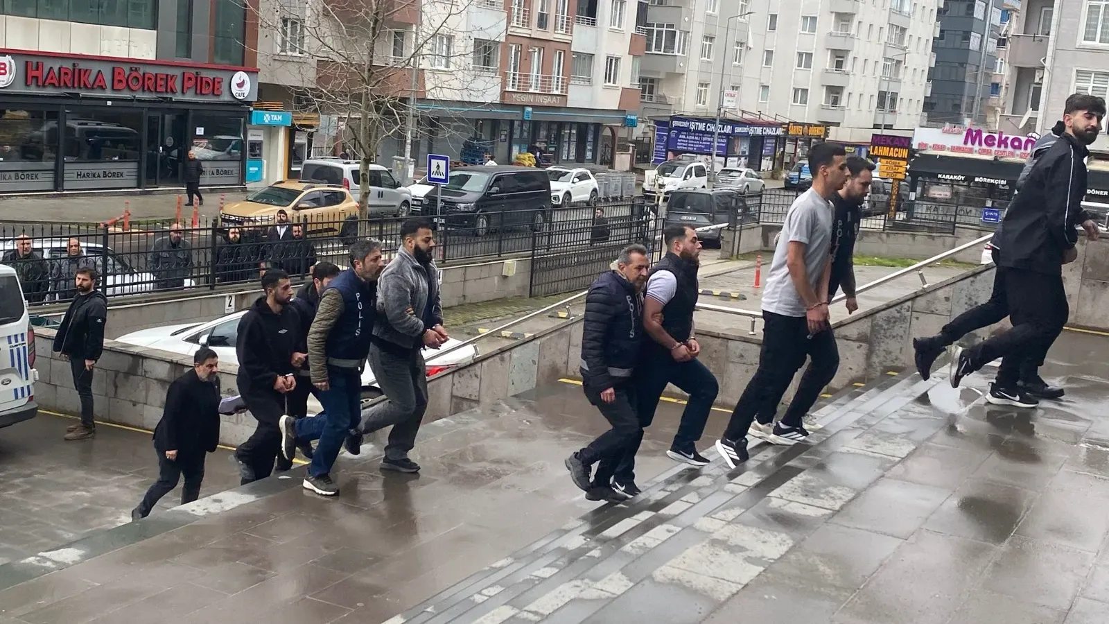 Kiraladıkları hesaptaki paraları alamayınca bir kişiyi kaçırıp darp ettiler