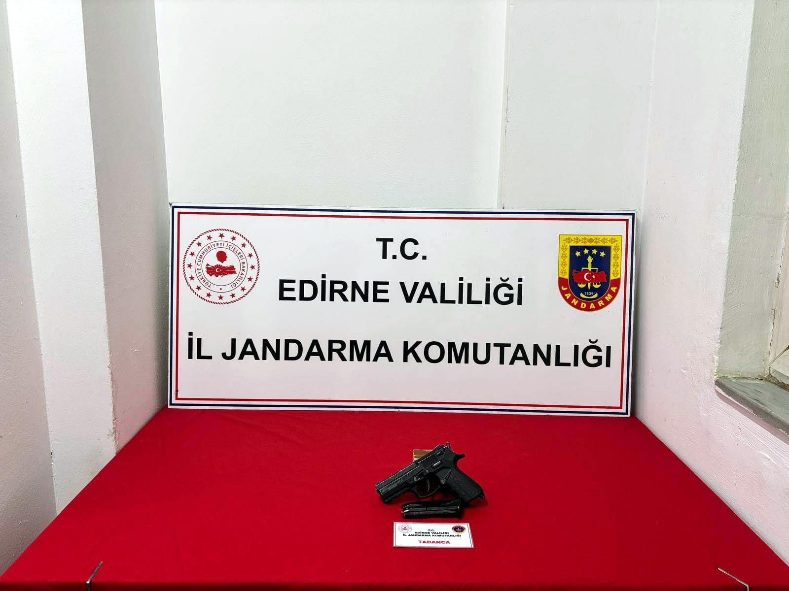 Alkol alırken arkadaşının tabancasından çıkan kurşunla yaralandı