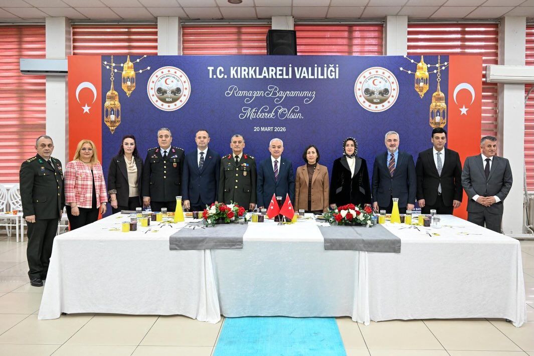 Vali Turan, protokol ve vatandaşlarla bayramlaştı