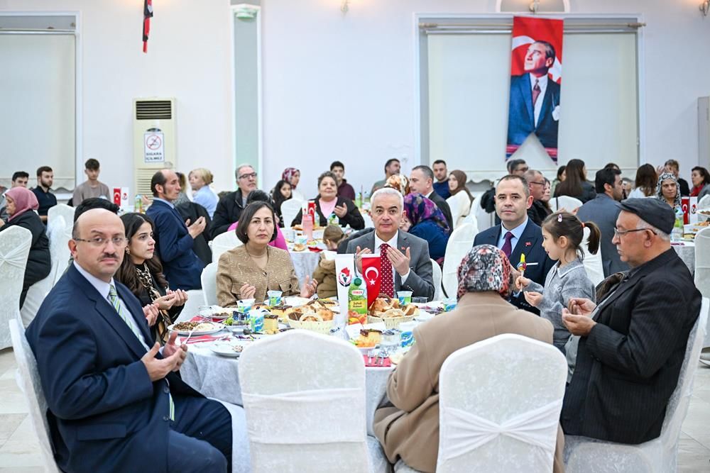 Şehit ailelerini ve gazileri iftarda ağırladılar