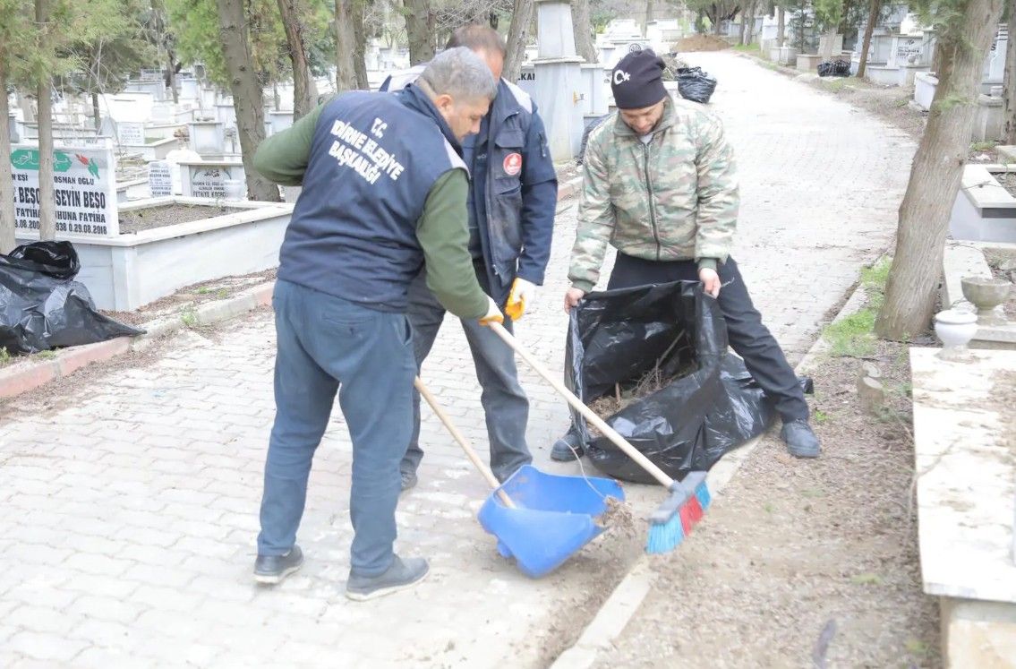 Bayram öncesi mezarlıklarda bakım yapıldı