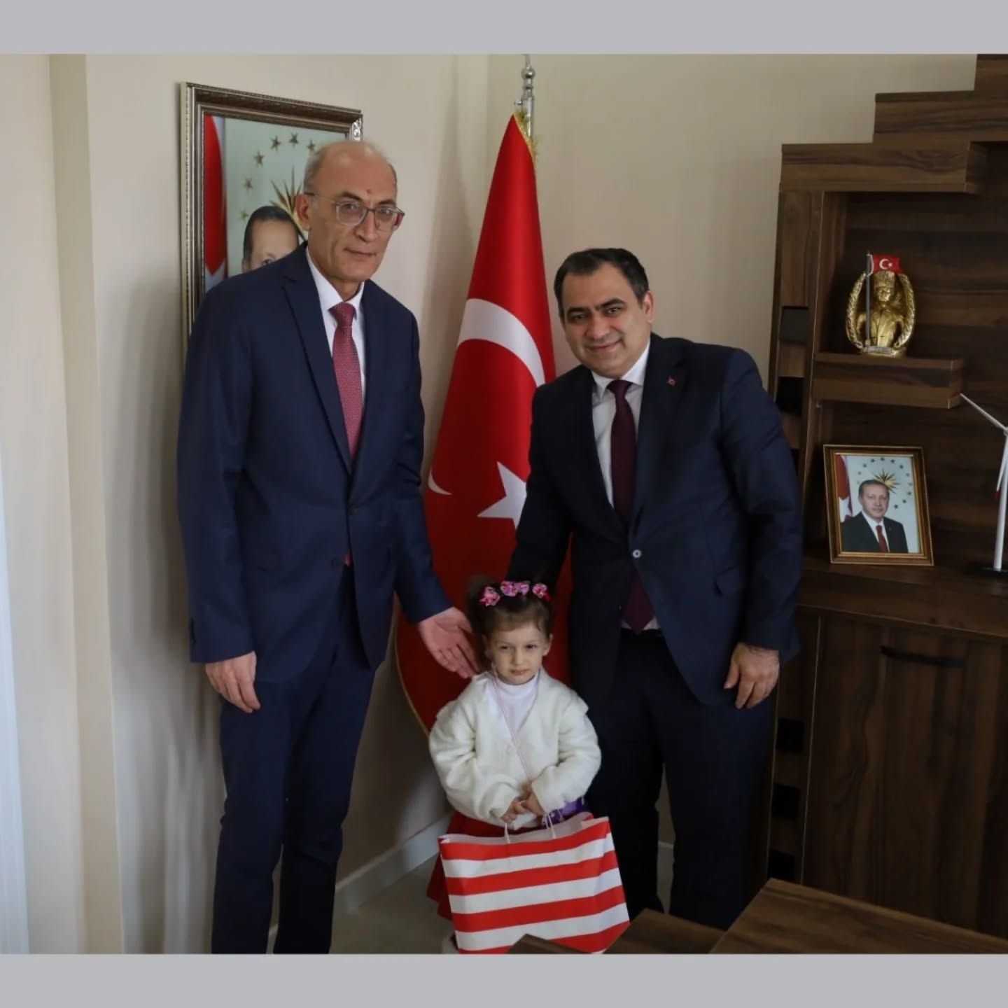 Kaymakam Balaban, minik öğrenciyi tebrik etti