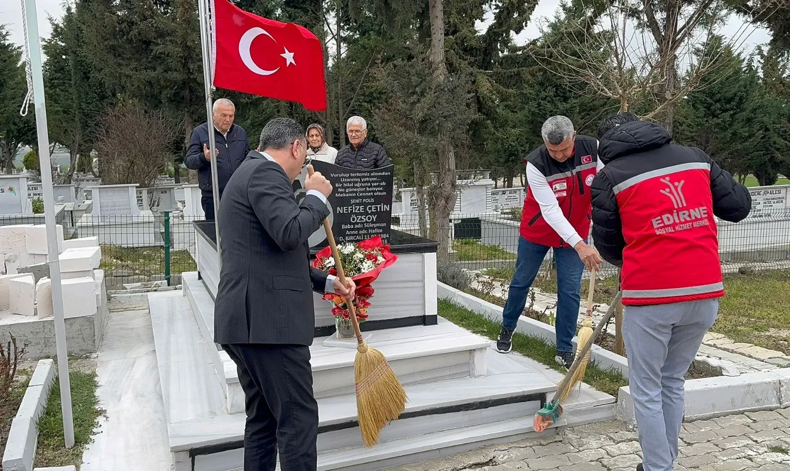 Şehitlerimizin kabirlerinde temizlik seferberliği