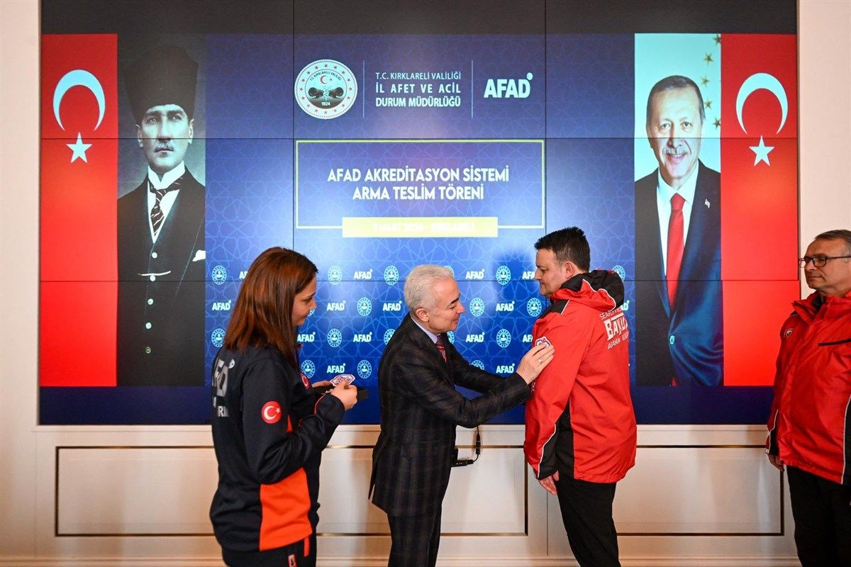 Arama ve kurtarma ekiplerine armaları takıldı