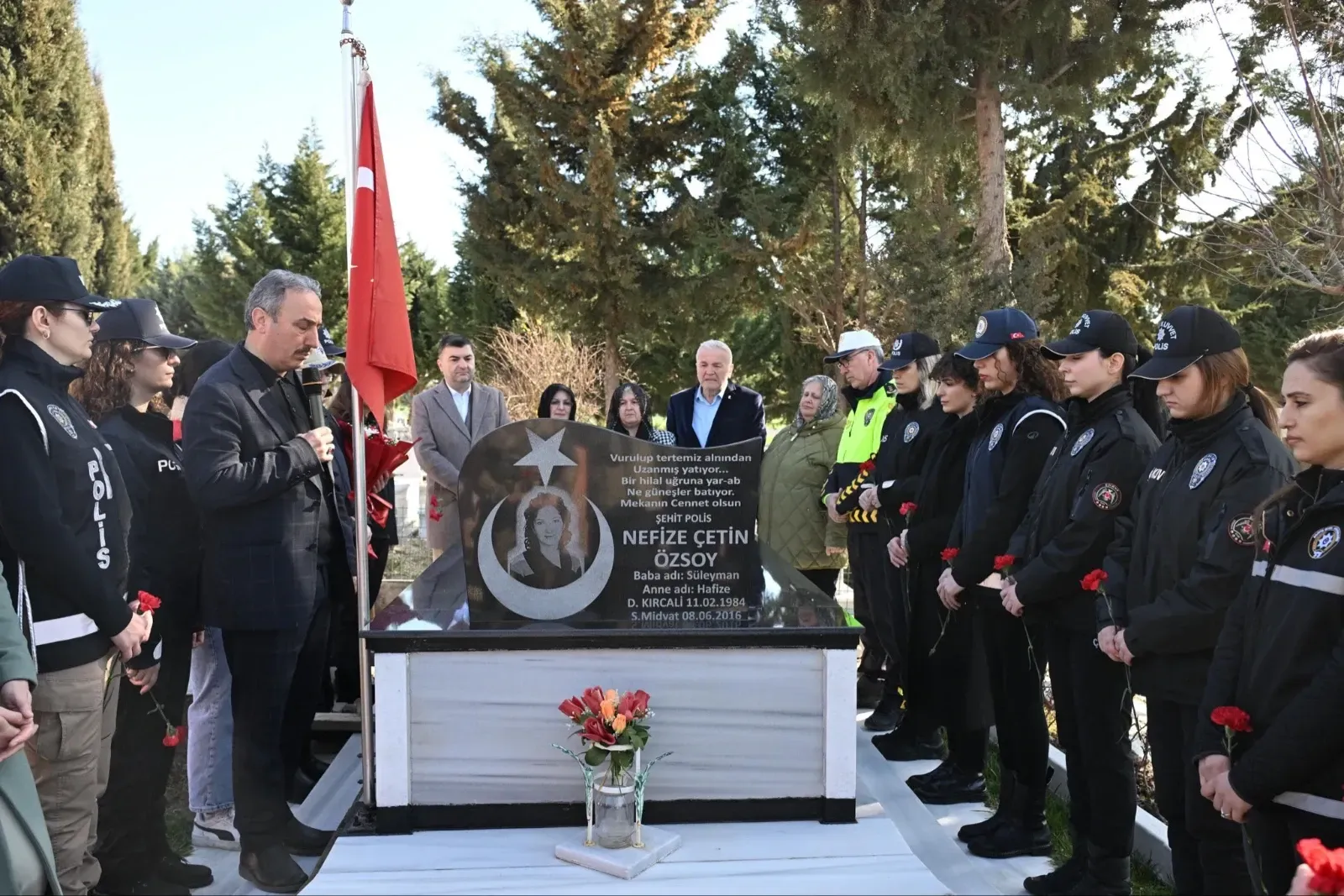 8 Mart’ta şehit meslektaşlarını kabri başında andılar