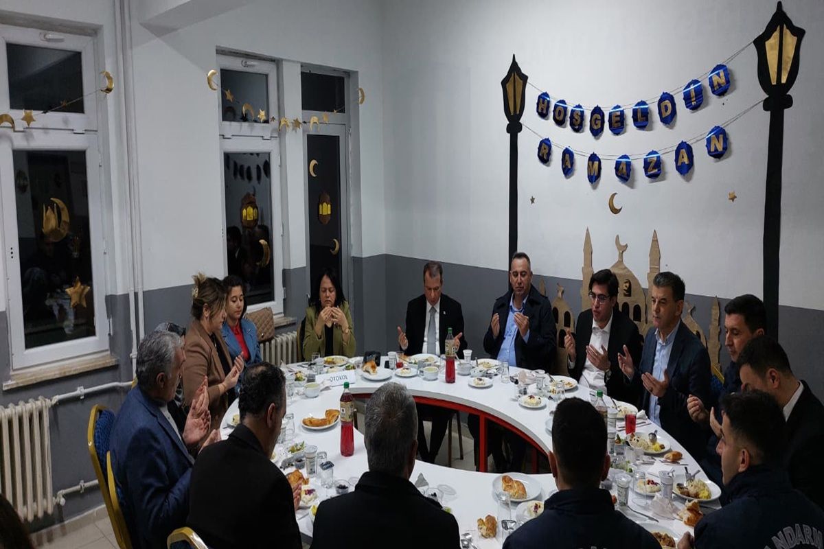 Şehit ailesiyle iftarda bir araya geldiler