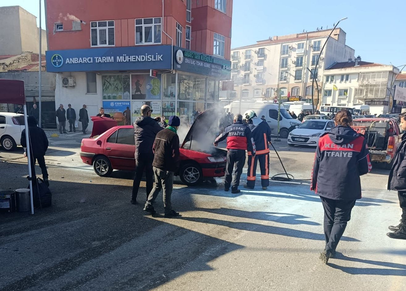 Otomobilin motor kısmında yangın çıktı