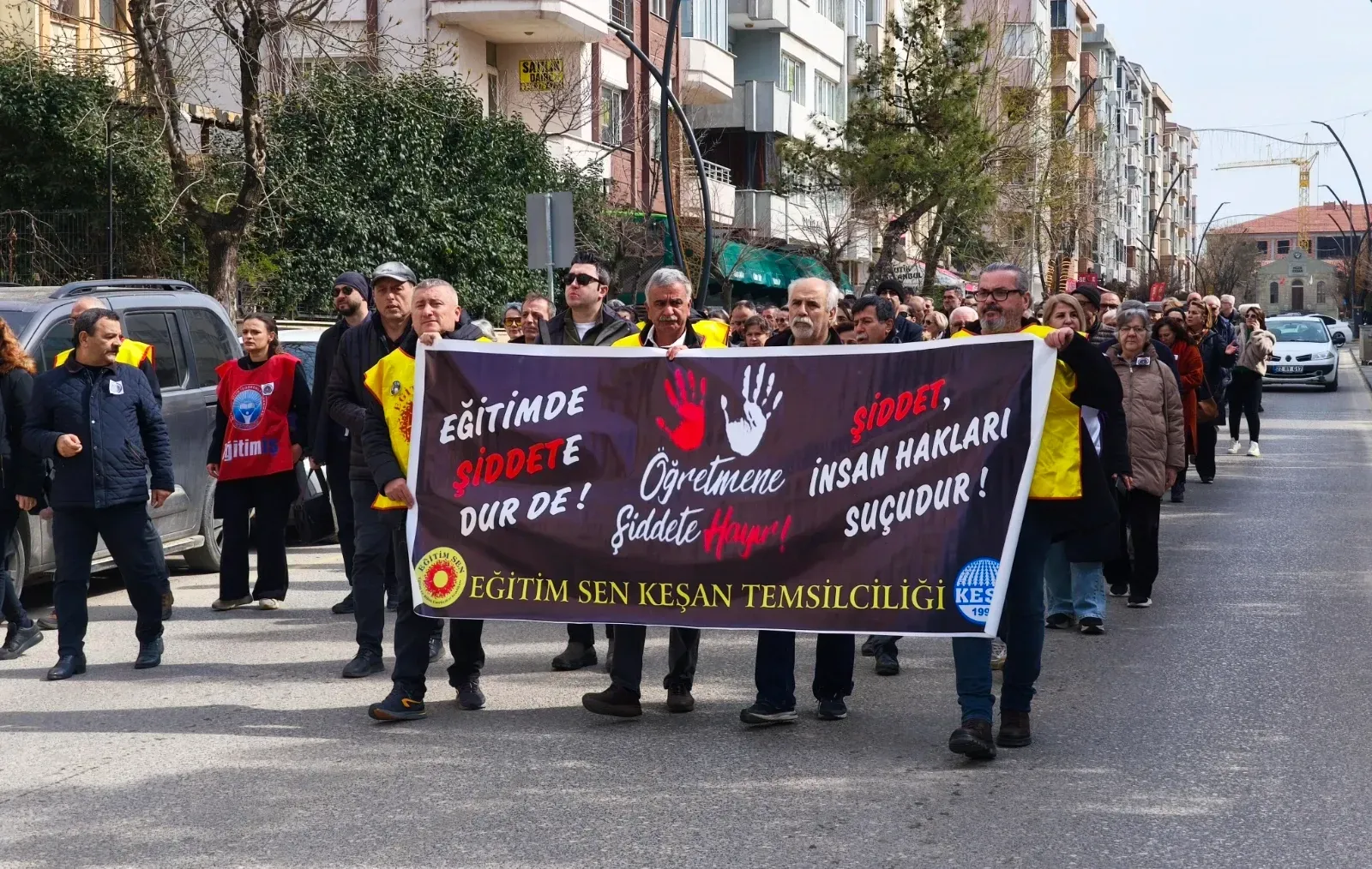Öğretmenler, öldürülen meslektaşları için yürüdü