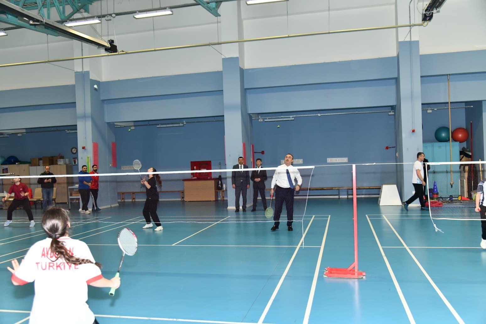 Vali Soytürk, sporcularla badminton oynadı