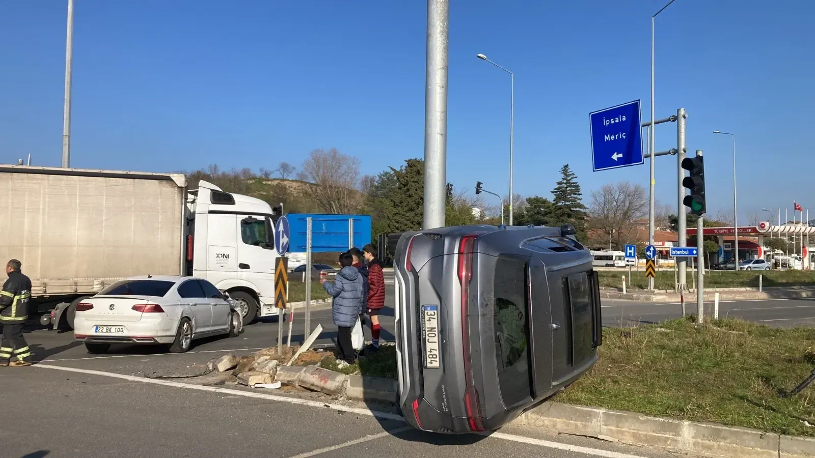 İki otomobil kavşakta çarpıştı; 4 kişi yaralandı
