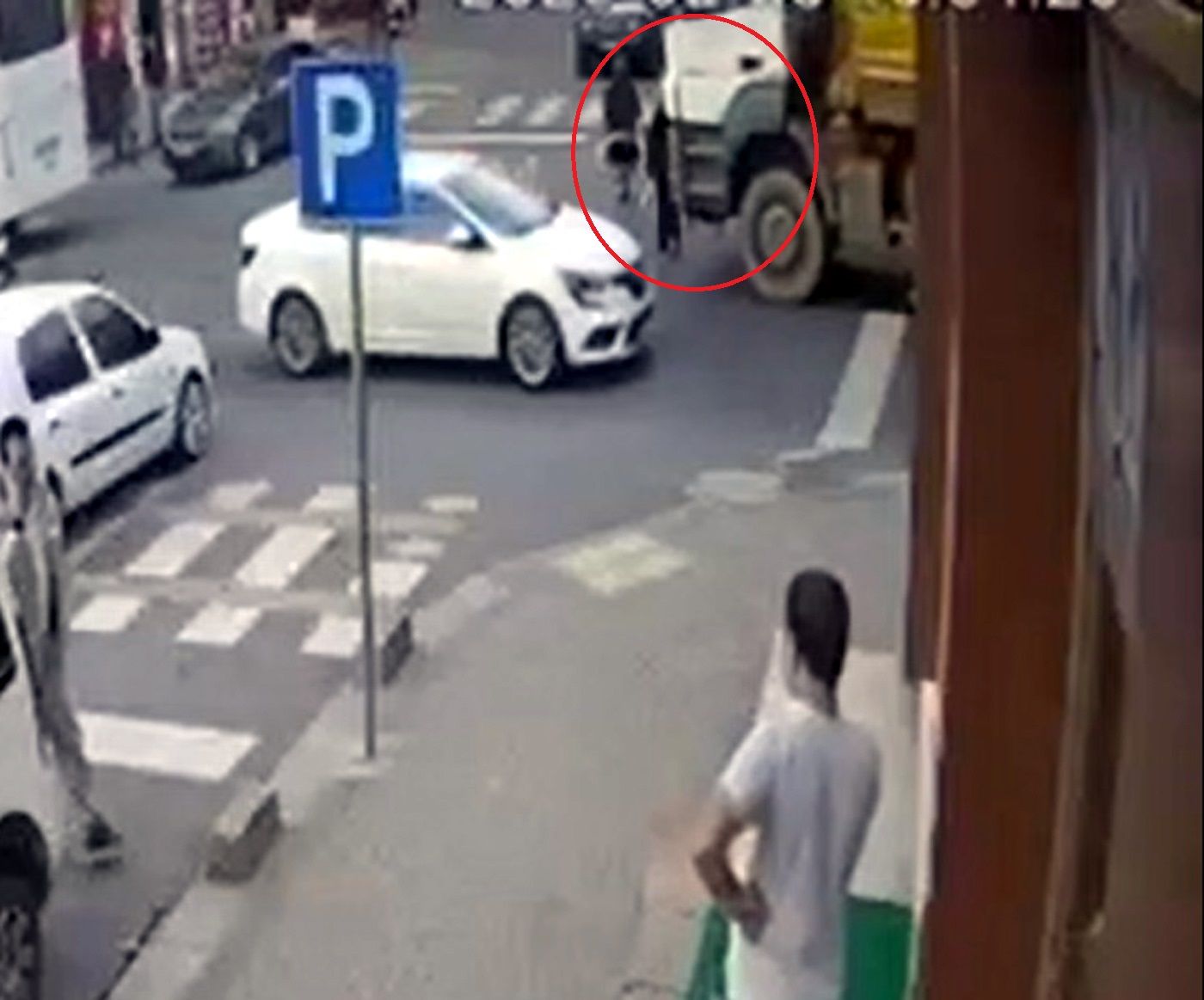 Yolun karşısına geçmek isteyen çocuğa kamyon çarptı
