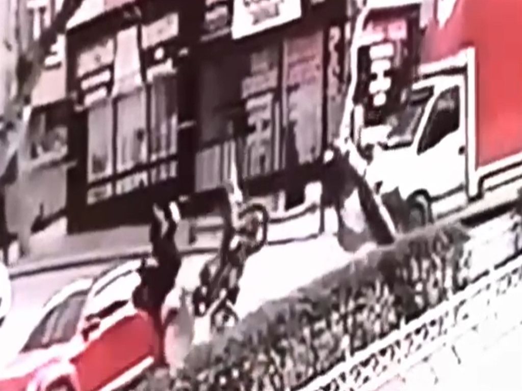 Önce kamyonete, ardından otomobile çarptı