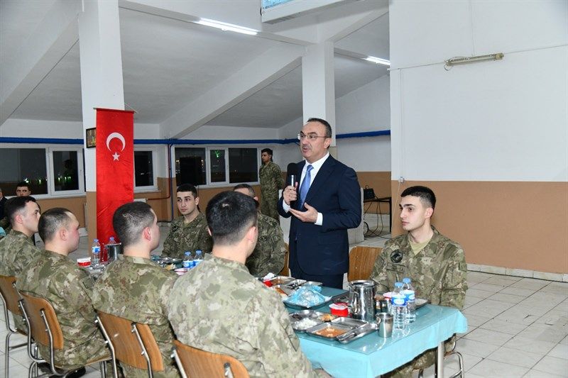 Vali Soytürk, iftar sofrasında er ve erbaşları ağırladı