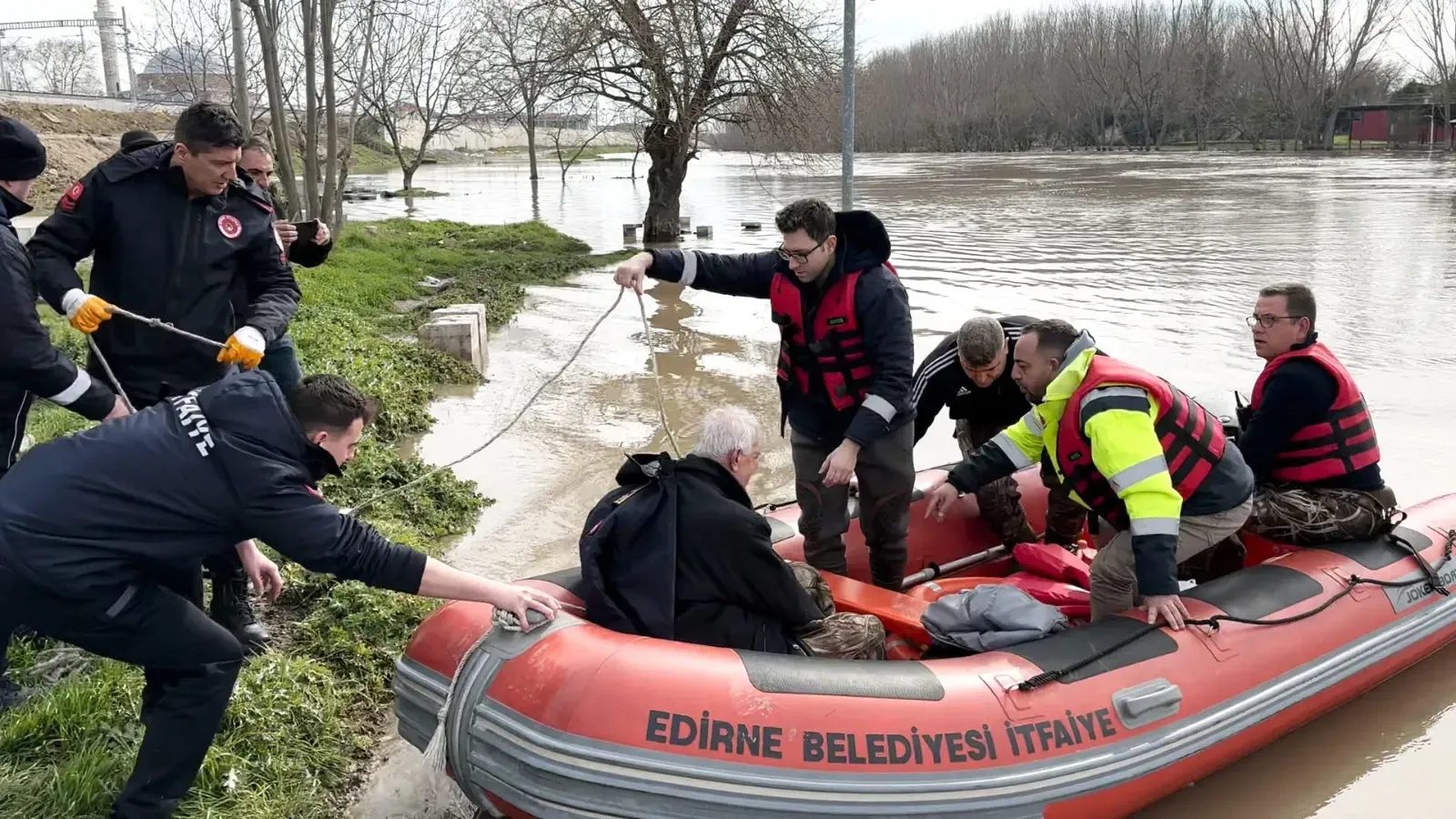 Debi düştü, tarihi köprüler yaya trafiğine açıldı