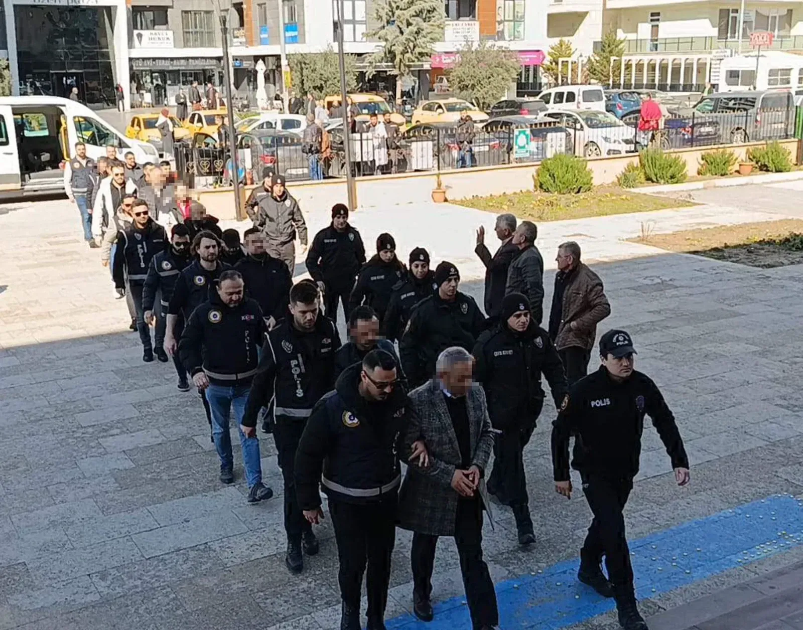 İmar usulsüzlüğü operasyonunda 12 kişi adliyede