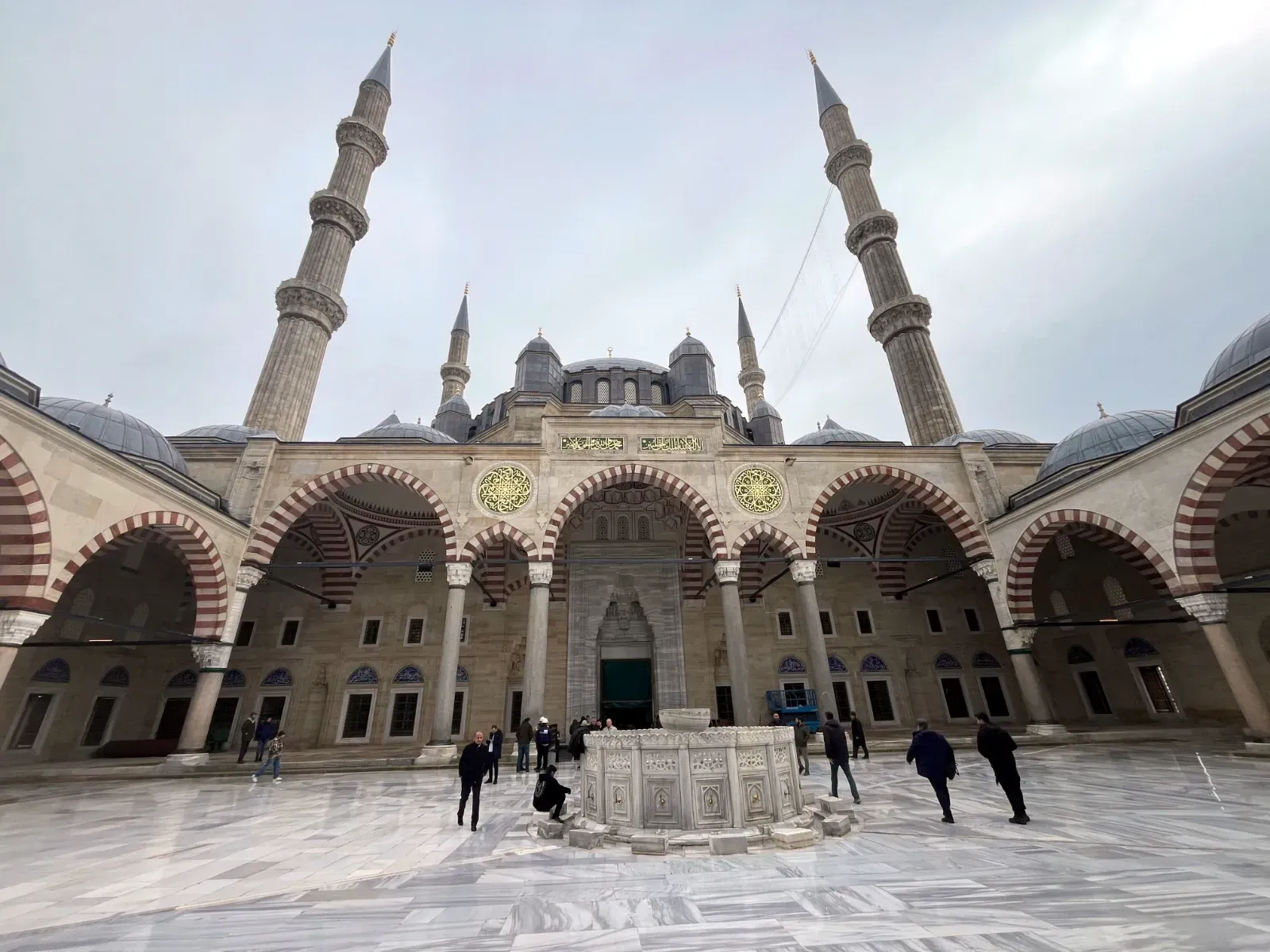 Selimiye Camisi’nde, restorasyonun ardından cemaatle ilk namaz kılındı