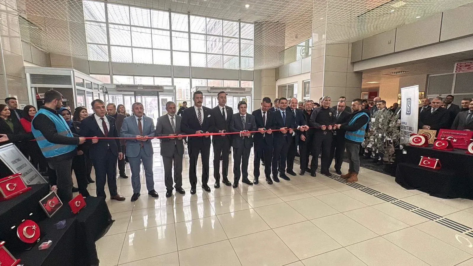 Yükümlüler için 'sosyal market' ile 'el sanatları' sergisi açıldı