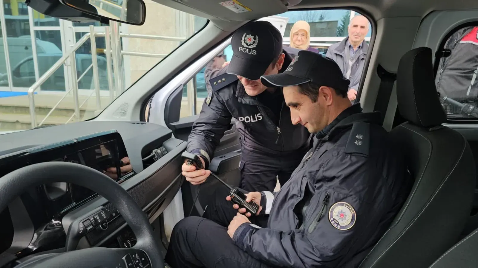 Hayalindeki üniformayı giydi, devriyeye çıktı