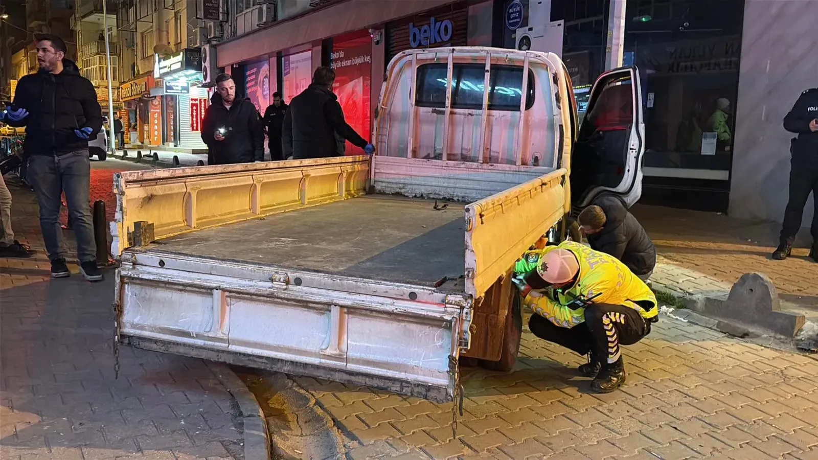 Çalıntı kamyonetle pompayı koparıp kaçtı