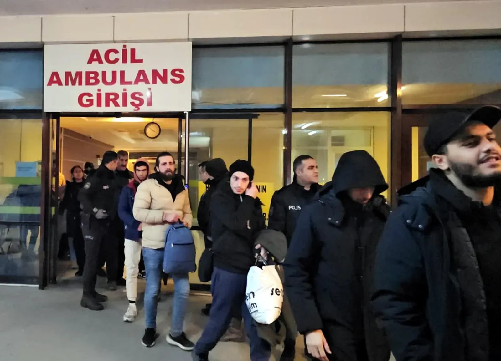 Aralarında kadın ve çocukların da bulunduğu 18 kaçak göçmen yakalandı