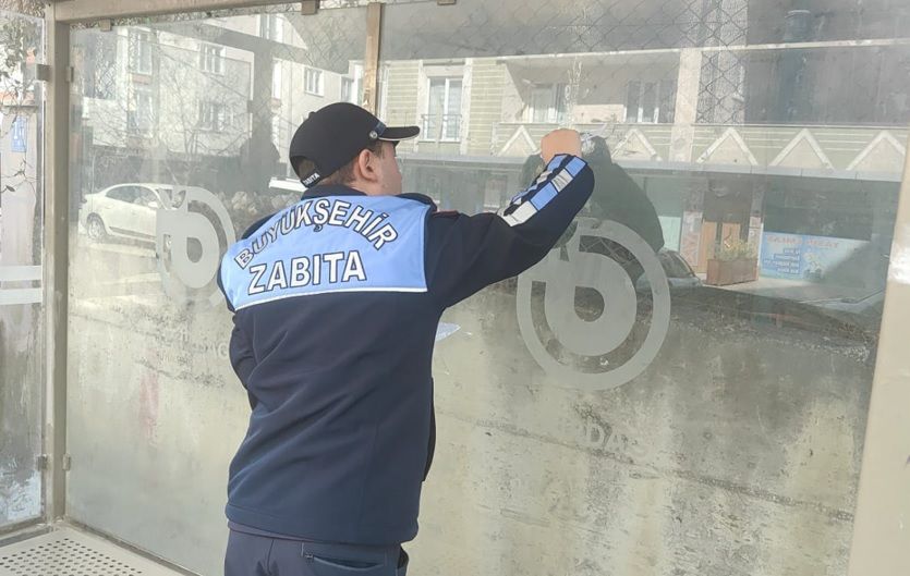 Duraklardaki afişlere zabıta müdahalesi