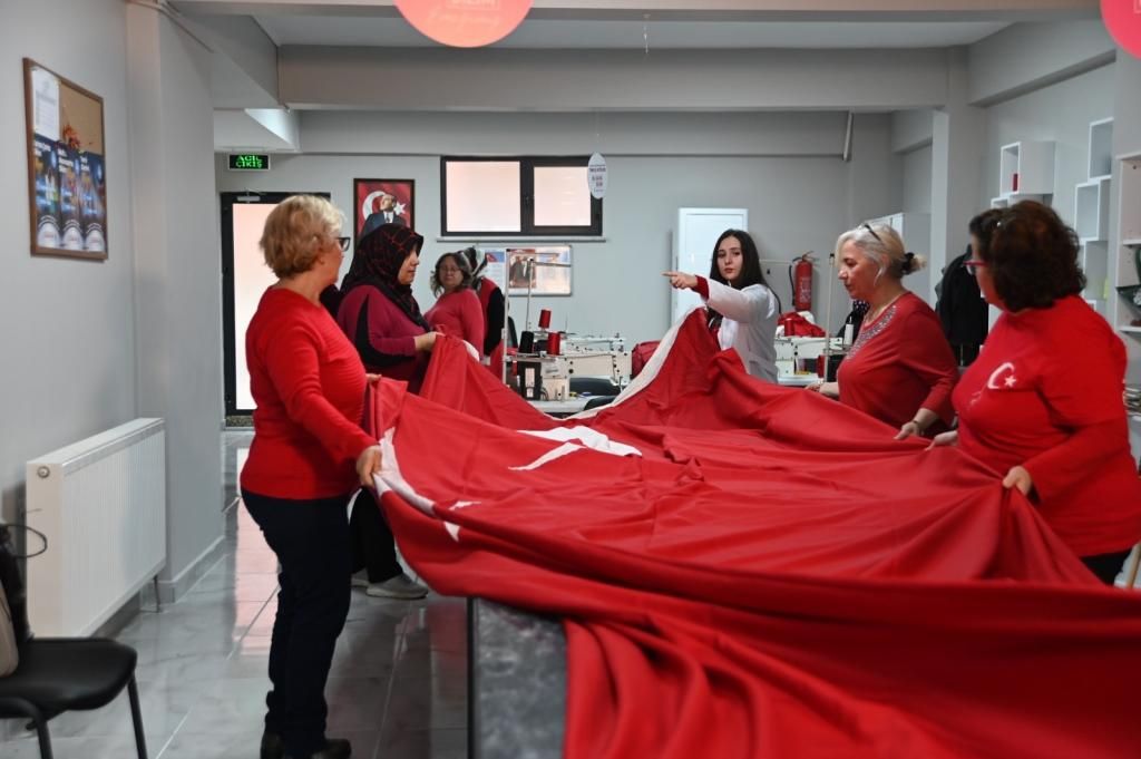 Yıpranan bayraklar kadın emeğiyle yeniden dalgalanıyor