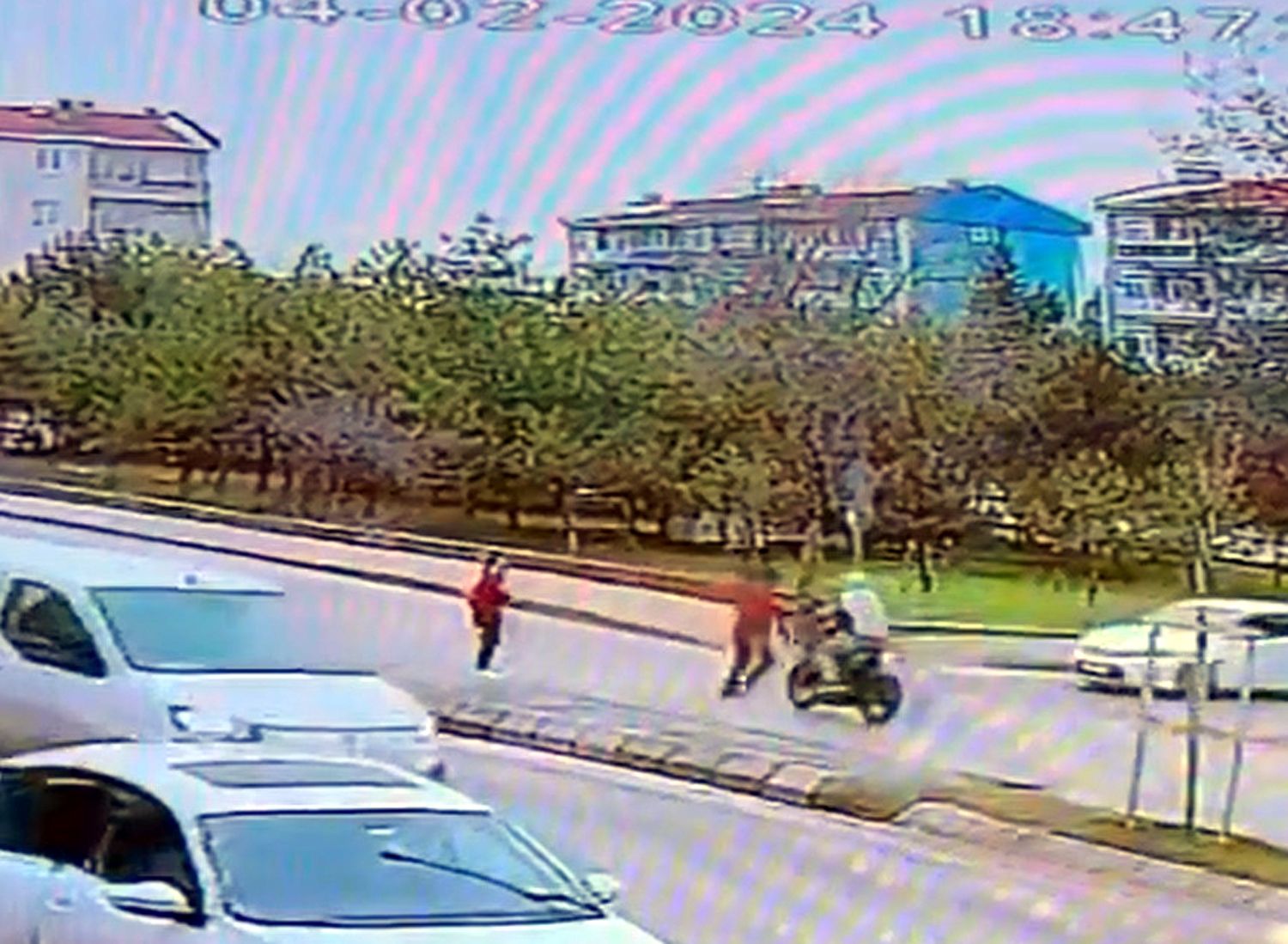 Yolun karşısına geçmeye çalışırken motosiklet çarptı