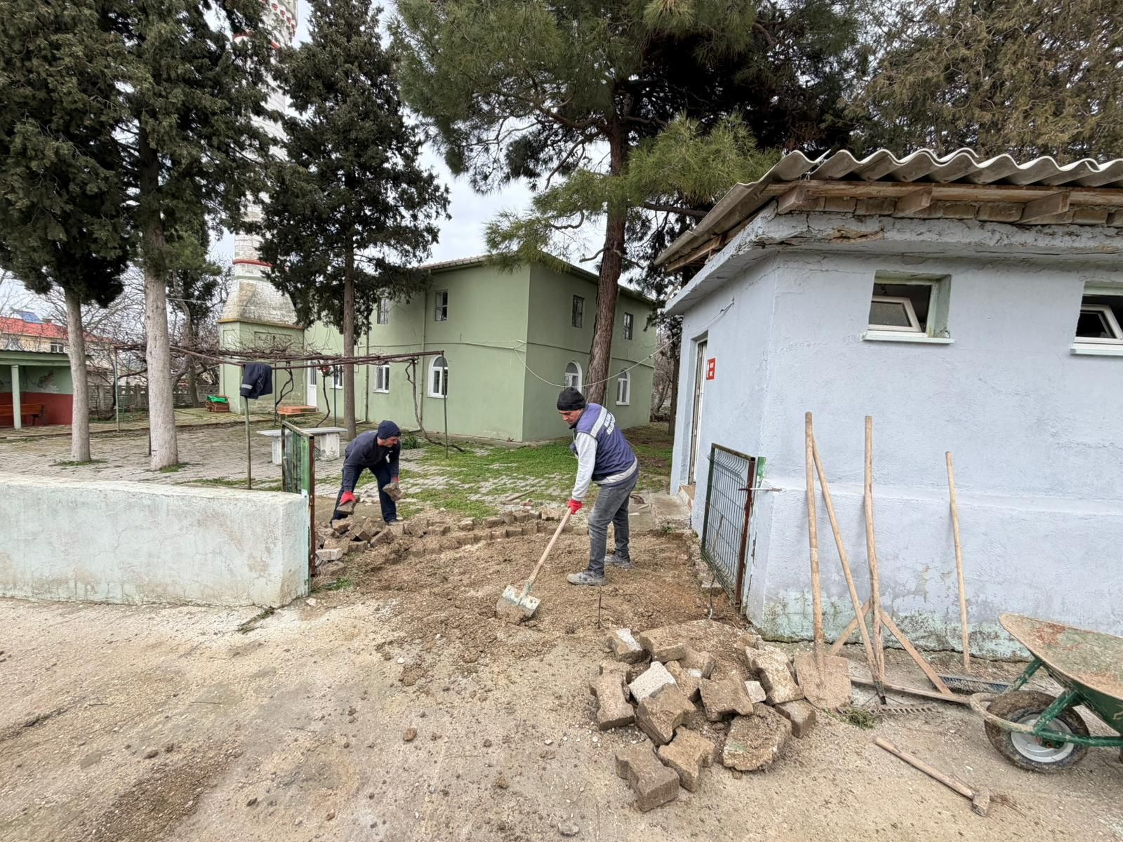 Belediye ekipleri çalışmalarını sürdürüyor