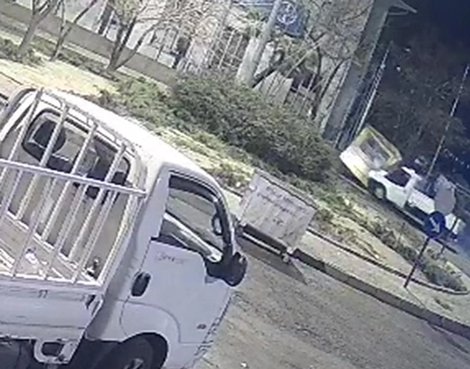 Kontrolden çıkan kamyonet, taksi durağına çarptı