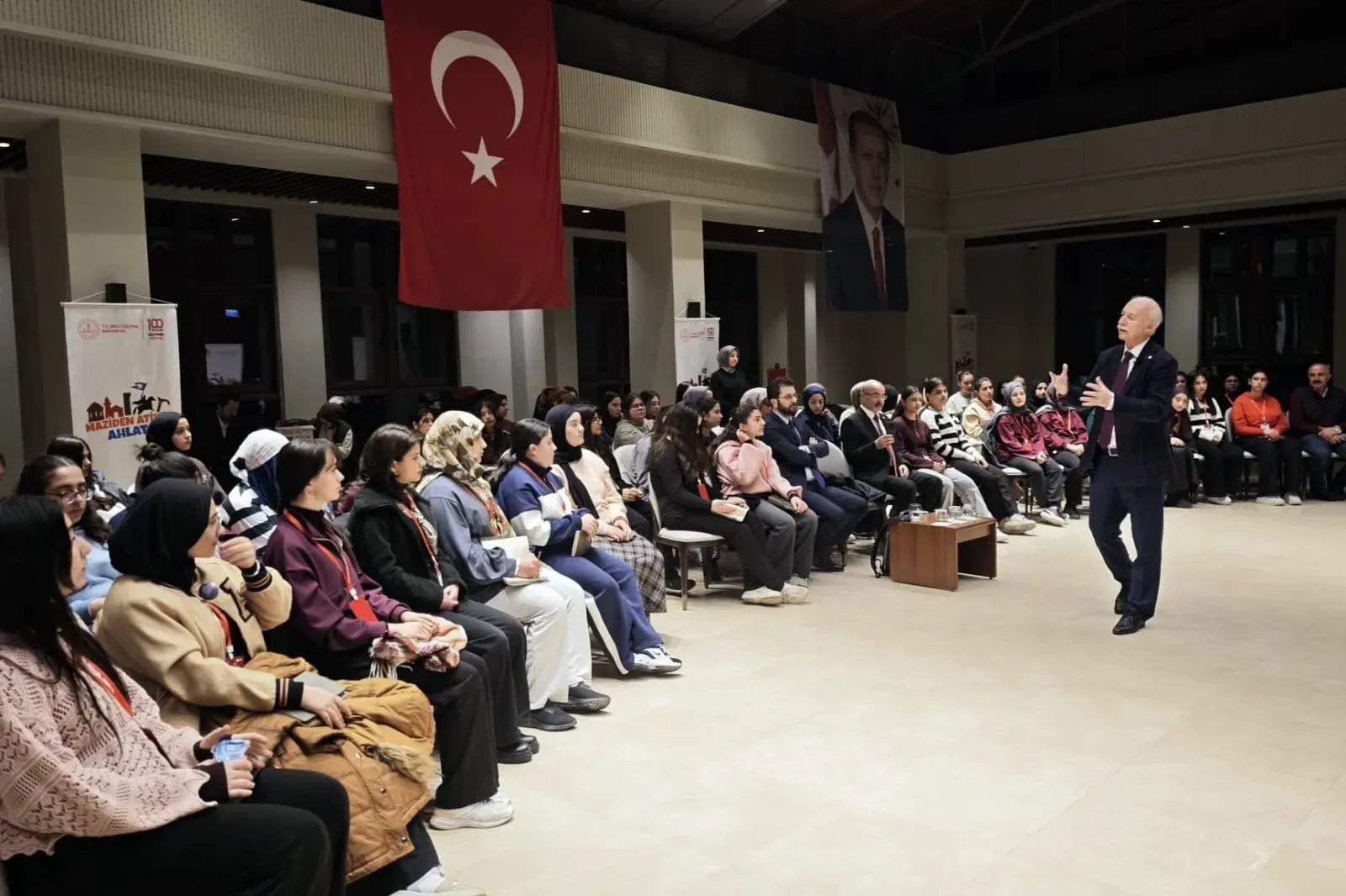 Rektör Hatipler, “Maziden Atiye” programında öğrencilerle buluştu
