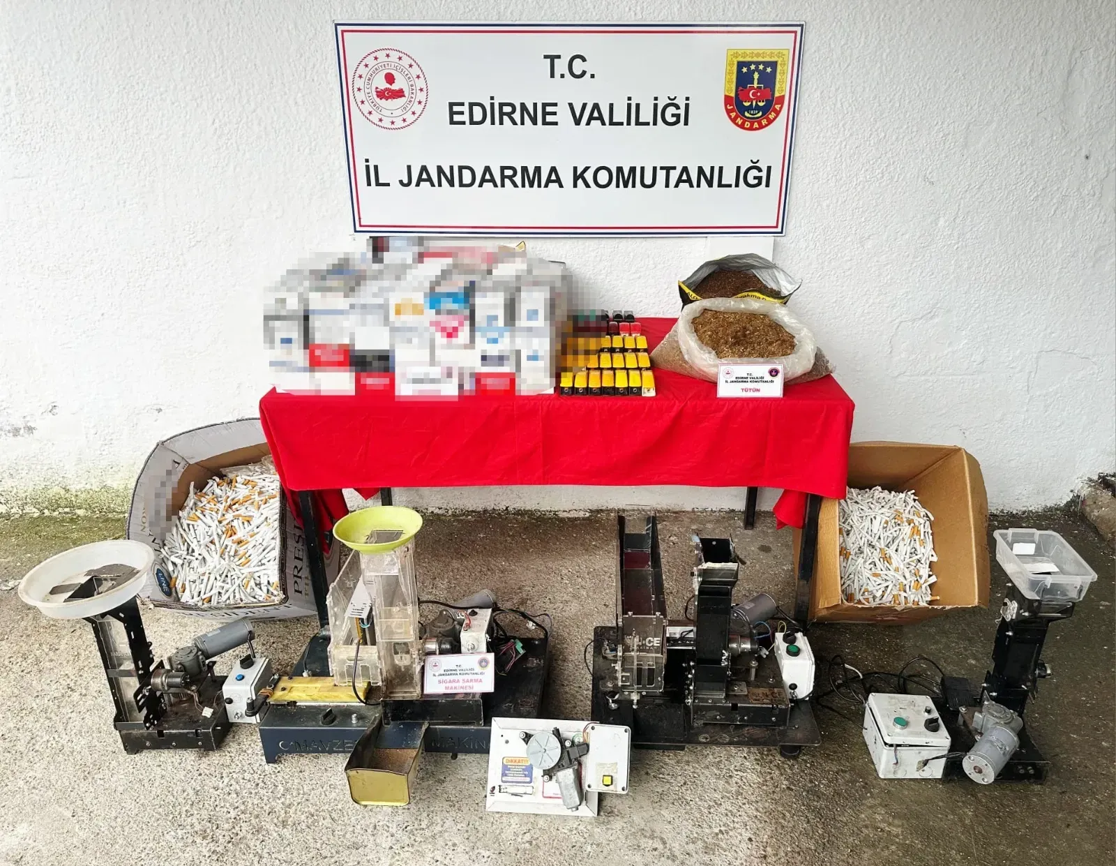 Evi, kaçak sigara imalathanesine çevirmiş