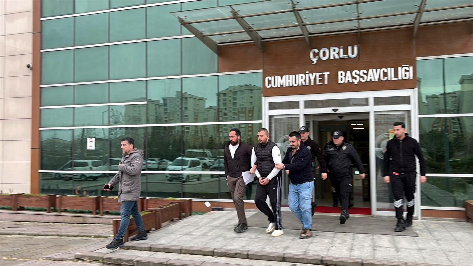 Tartıştığı komşusunu bıçaklayarak yaraladı