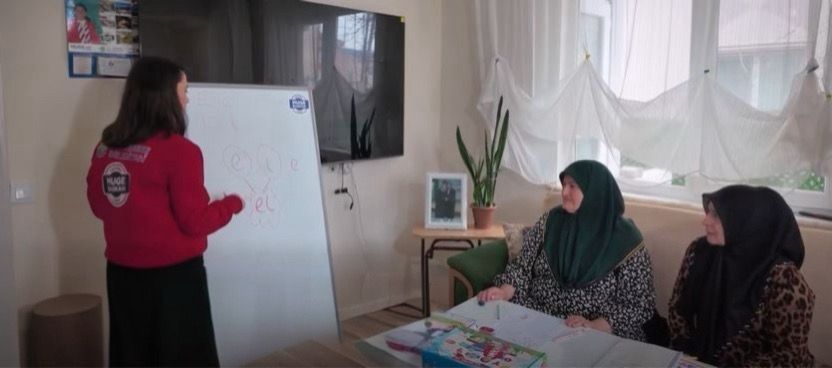 Okuma – Yazma eğitimi evlerde veriliyor