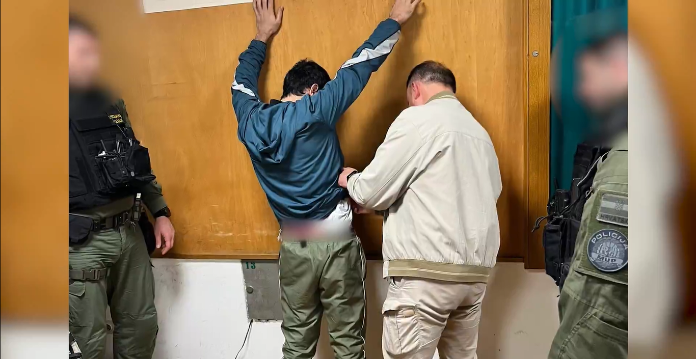 13'ü kırmızı bültenle aranan 14 suçlu, yurda getirildi