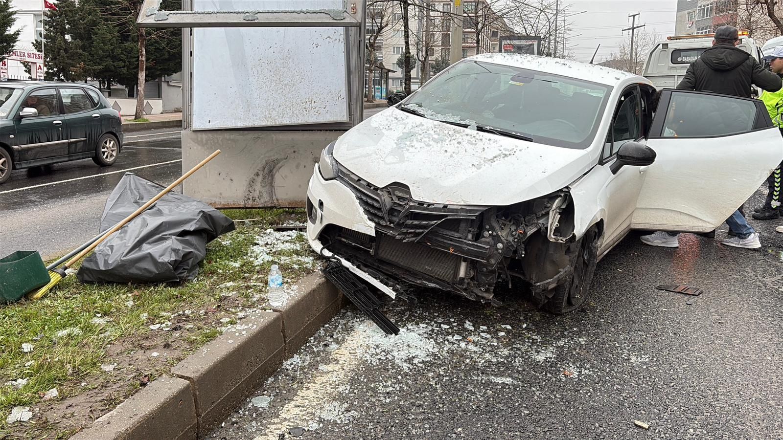 Kontrolden çıkan araç, reklam panosuna çarptı