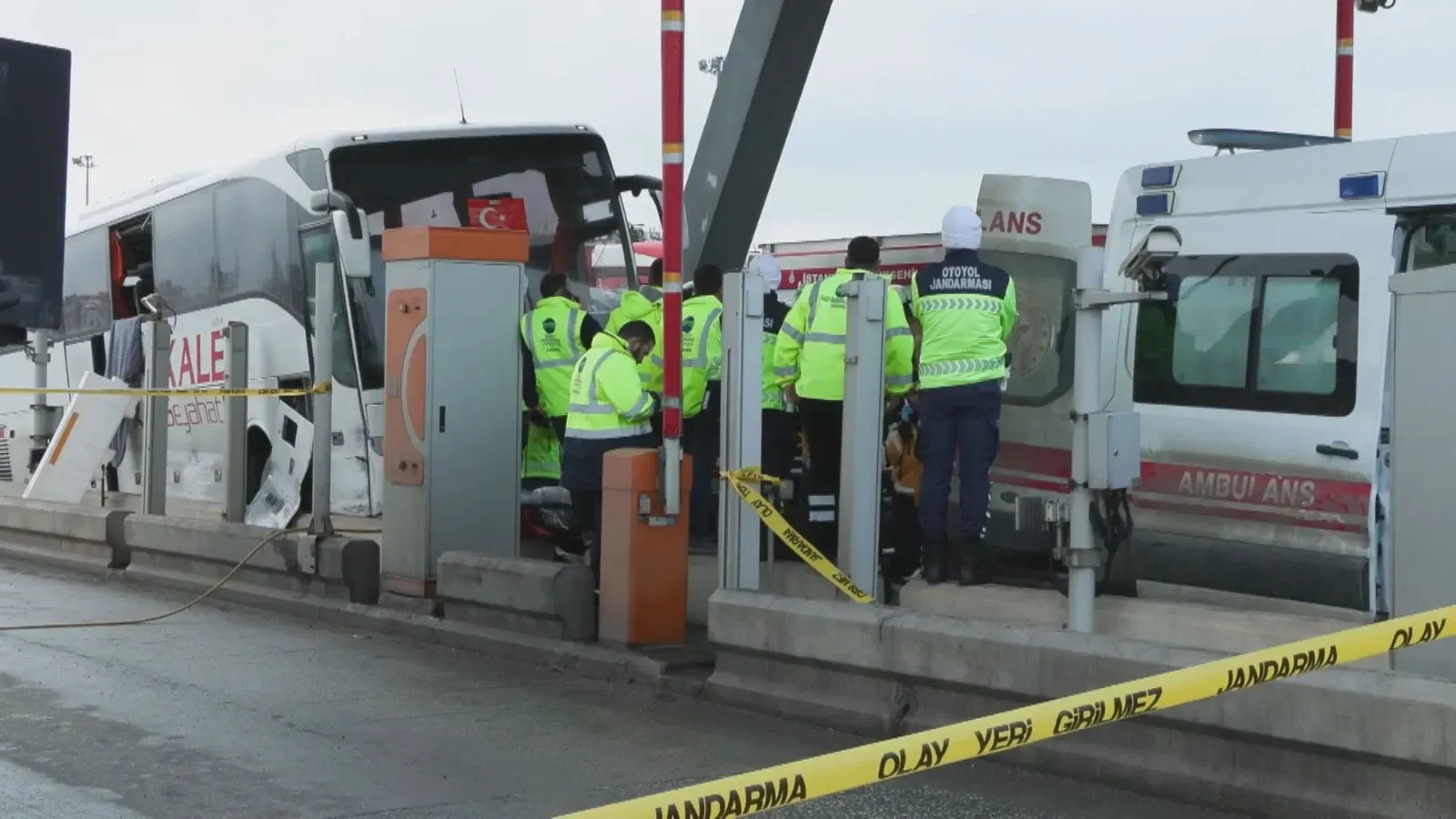 Kuzey Marmara Otoyolu’nda otobüs otomobile çarptı: 2 ölü 1 yaralı