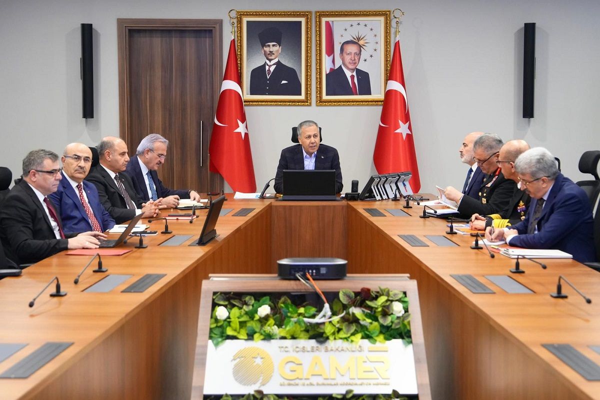 Bakan Yerlikaya, valilerle toplantıda bir araya geldi