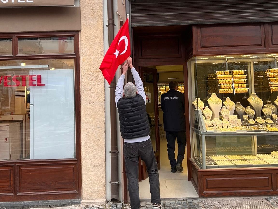 Saraçlar’da vatandaşlara Türk Bayrağı dağıtıldı