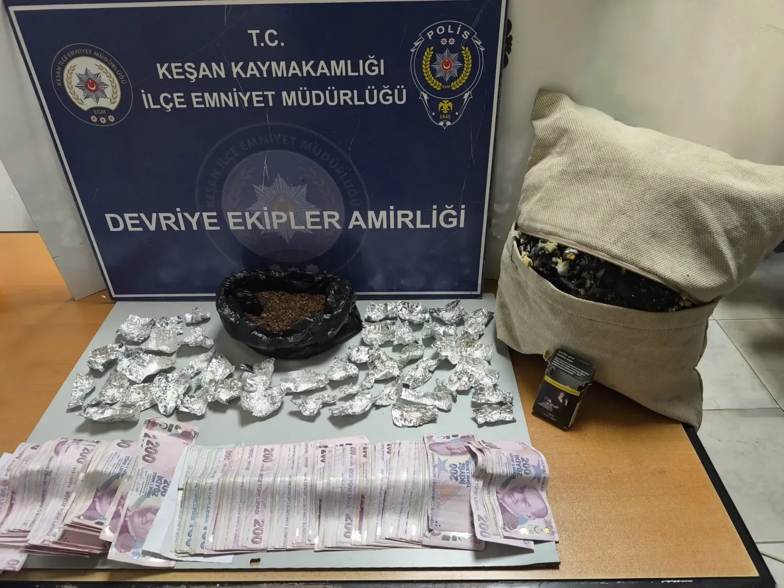 Uyuşturucuları yastığın içine gizlemişler!