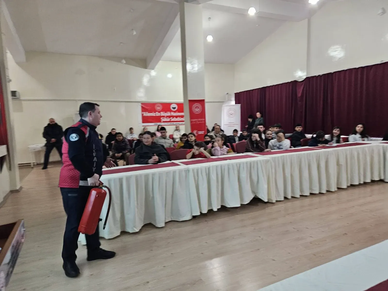 Koruma altındaki çocuklar ve personele yangın eğitimi