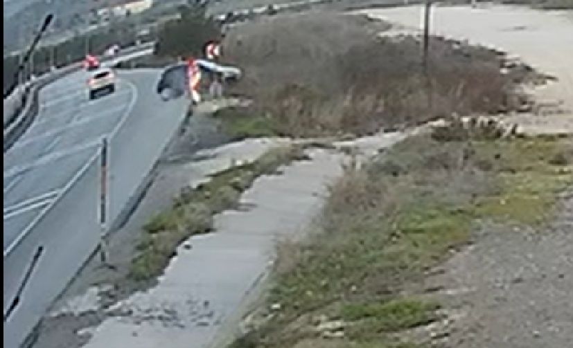 Yoldan çıkan otomobil ters döndü