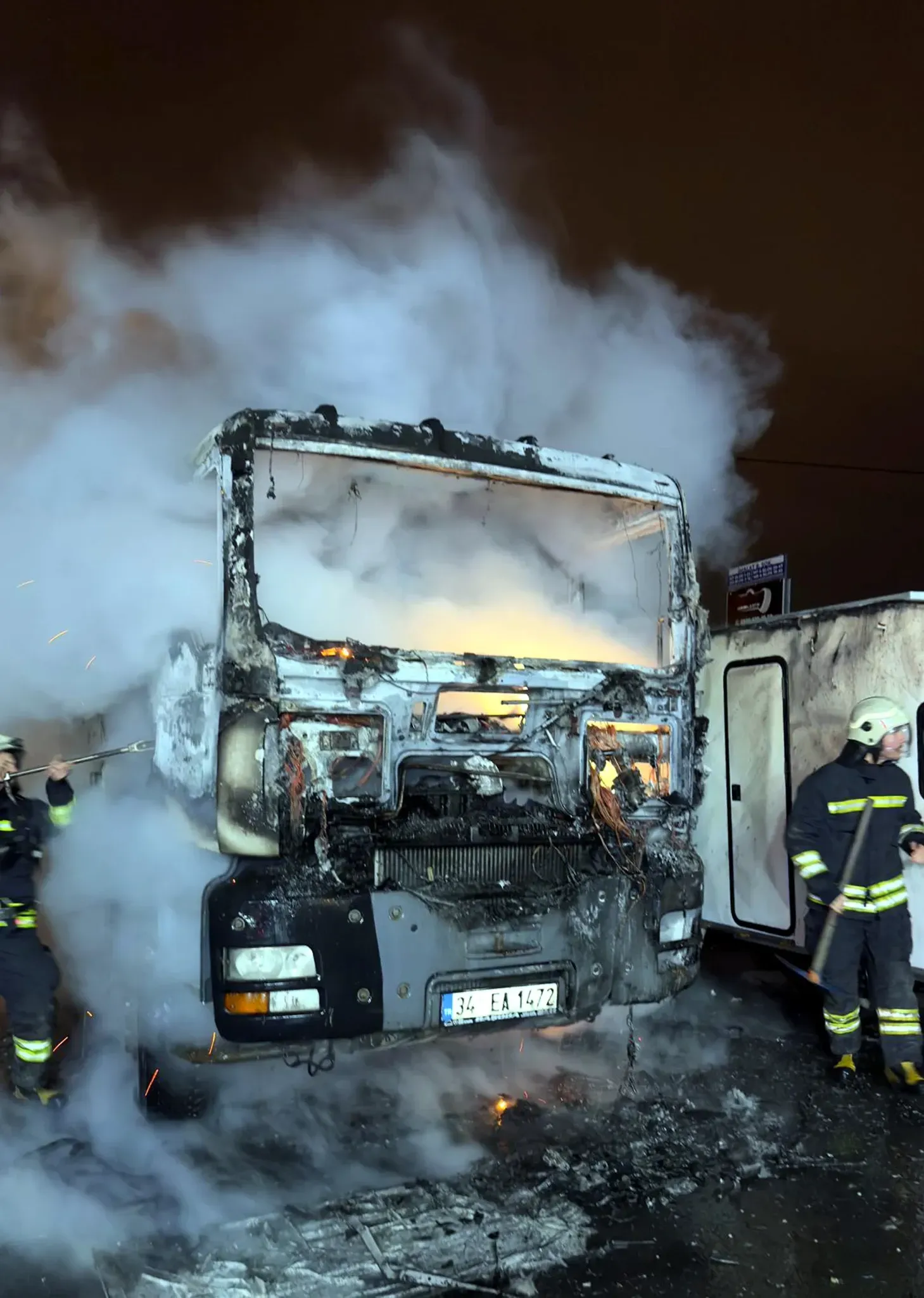 Park halindeki beton pompa aracı alev aldı