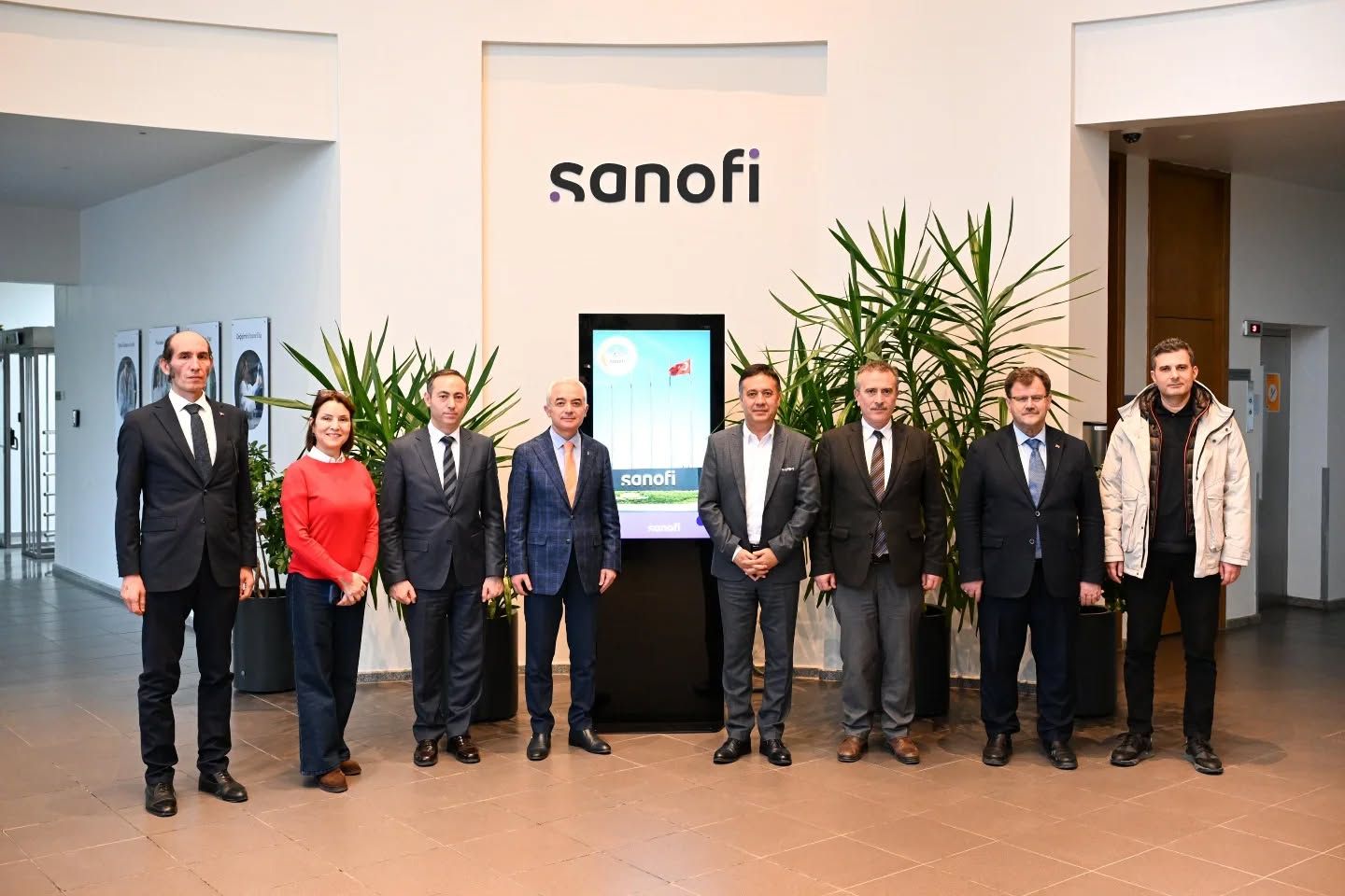 Turan, Sanofi İlaç firmasını ziyaret etti